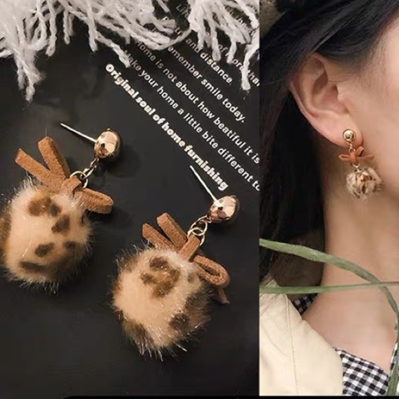 Animal print faux fur pum pum round drop earrings - Picture 1 of 8